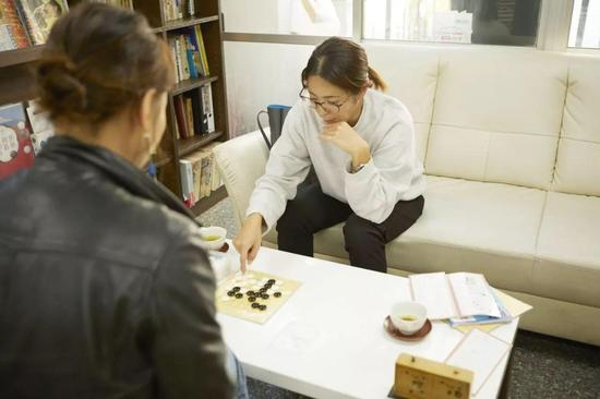 好不容易来了这边，我就认和我同行的摄影师小K下了一盘。