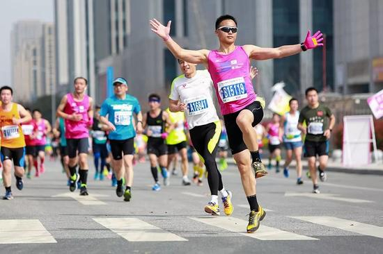 一手戴手套，一手戴手环