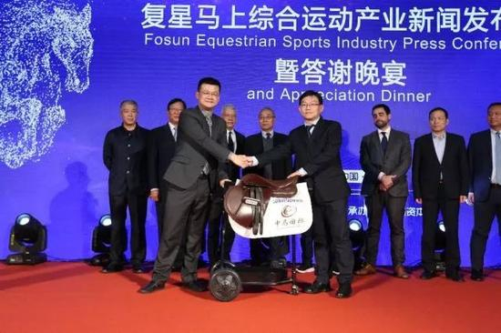 星景（前左）与国家体育总局自剑中心（前右）交接纪念马鞍