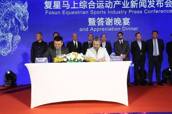 星景（前左）联合麒麟马球队（前右）发展中国马球运动