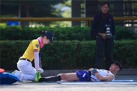 深圳市赛场救护志愿队在帮抽筋选手做拉伸 来自：赛场救护志愿队摄影组