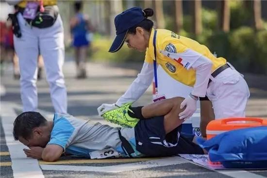 大腿拉伸 来自：赛场救护志愿队摄影组