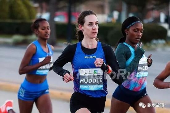 此后虽然兔子退下，但她们仍保持3：09的配速继续向前，15公里47：28。