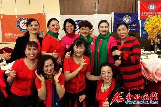 合肥马拉松运动中的男兵女将