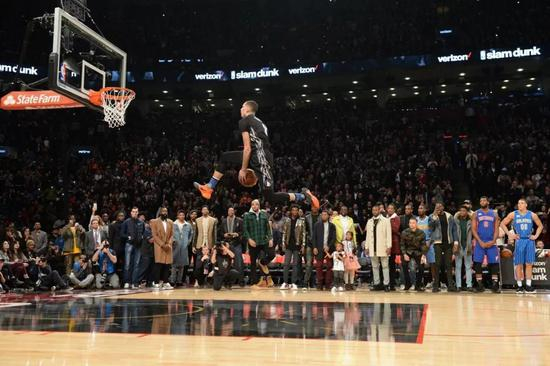 2016年拉文最后一扣，空中行走、胯下换手。