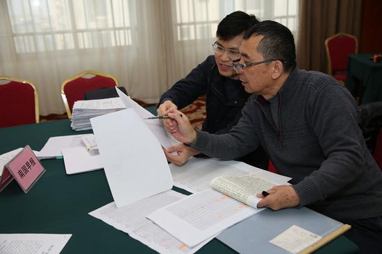 评审人员认真细致地查看、评议每一份申请材料