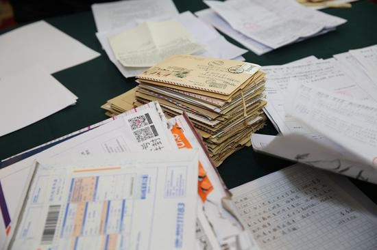 各地贫困高三学子寄来的申请材料