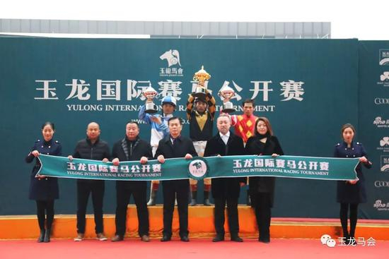 本场比赛颁奖嘉宾：武汉赛马俱乐部执行总经理：胡俊