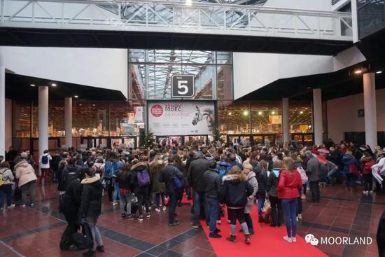 △前一阵子的巴黎马展，乌泱乌泱的人