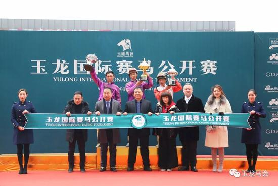 本场比赛颁奖嘉宾：河北东兴赛马俱乐部董事长 &nbsp;王卫东