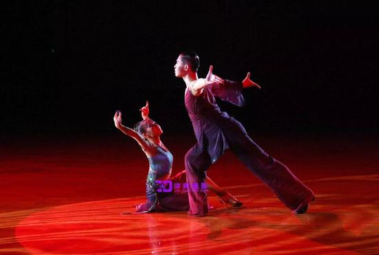 “青春桃李杯”双人国际标准舞艺术表演舞剧照