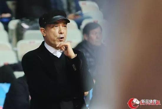 图说：八一队主教练阿的江在场边指挥（周国强摄）