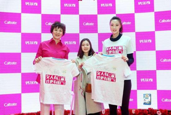 活动现场，郎平和惠若琪受到很多女粉丝的追捧。