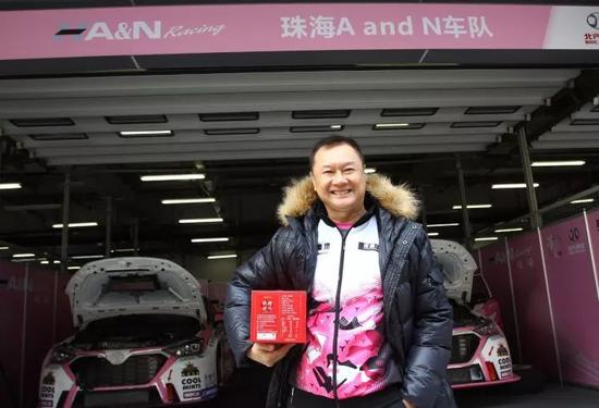 担任安全的麦sir是赛车场要职，防微杜渐为确保赛车运动安全进行