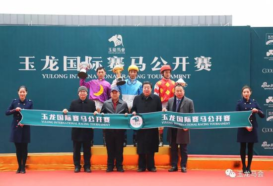 本场比赛颁奖嘉宾：北京天赐圣泉马术俱乐部董事长 &nbsp;王军宁