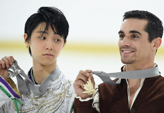 一张有趣的抓拍瞬间，即便是站在领奖台上，即便是银牌在手，羽生的眼睛也死死的盯住金牌，全是渴望