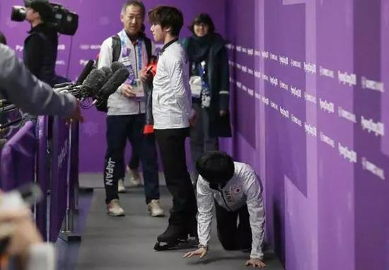 羽生结弦就是这样美好的人儿。在平昌冬奥训练后的采访中，羽生结弦为了不打扰队友的采访，偷偷地从背后爬着“溜”走了。“王者从来不在乎一时俯下身段。”