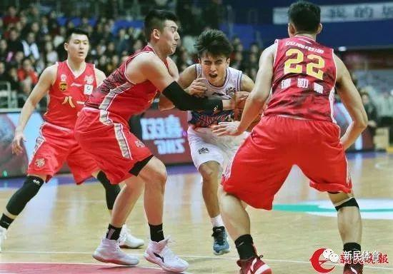 图说：八一队众将在场上努力防守（周国强摄）