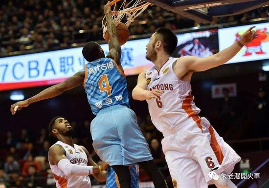 （亞當斯苦撐新疆隊）