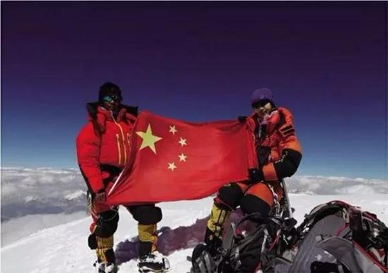 罗静在乔戈里（K2）峰顶。