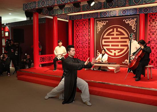 艺术家在“中国之家”内表演。