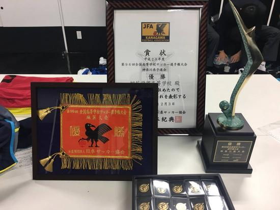 冠军奖状与奖杯