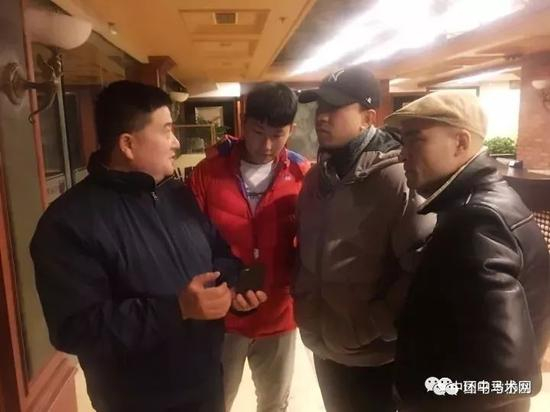 图：马术协会领导与骑手们沟通备战情况