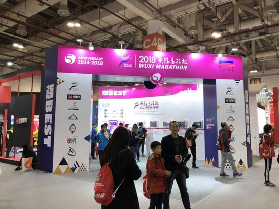 5、赛前存包：指示牌巨大清晰，为下雨准备了防雨更衣区，赛事包发放了雨衣。