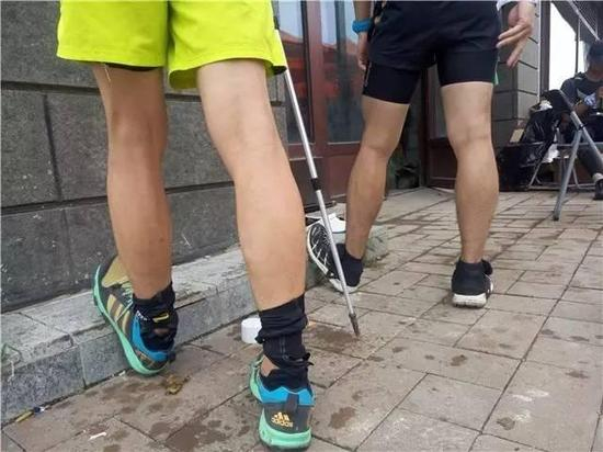跑步比赛中经常可以看到选手在路边自己拉伸小腿
