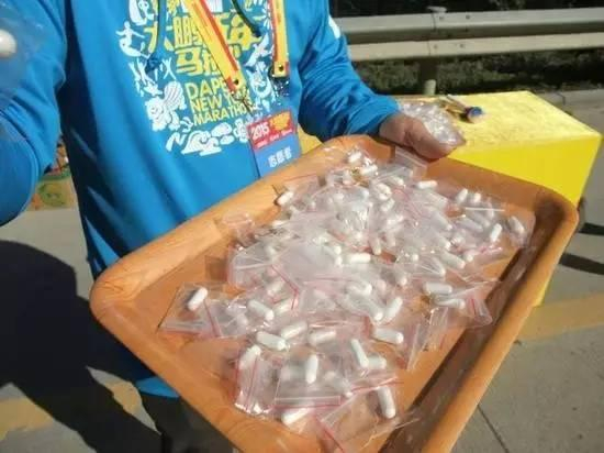 盐丸是很多长距离跑步选手的必备补给 来自：sports.sina