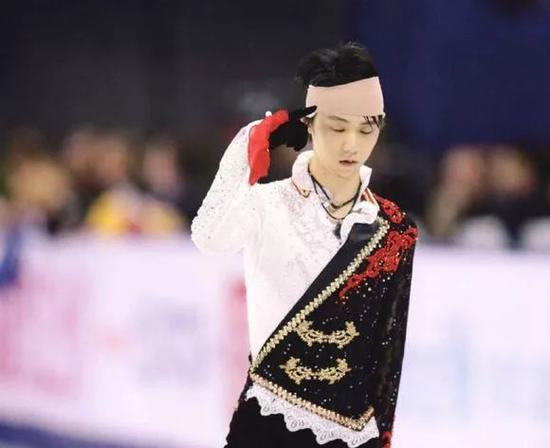 15赛季的时候，在COC的一次适应滑中，羽生与别人相撞，撞伤了腿。