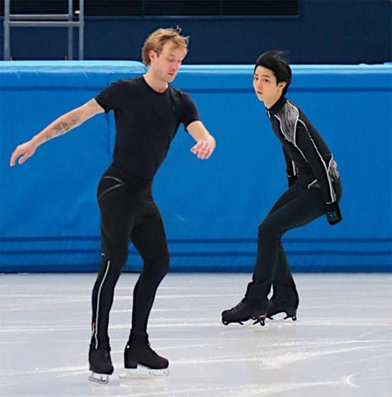 普鲁申科与羽生结弦同台，羽生偷瞄普皇