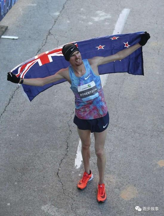 而赫德的第七名奖金虽然仅为1000美元，但进1小时09分的成绩奖却高达1万美元。