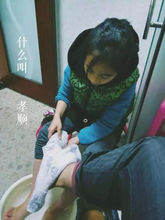 女儿给江宏海擦脚