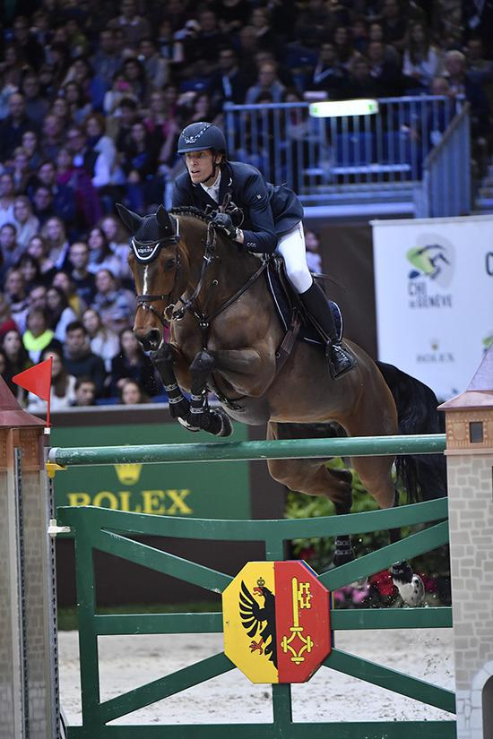 瑞典骑手亨里克·万·艾克曼和马匹“Mary Lou 194”名列第二