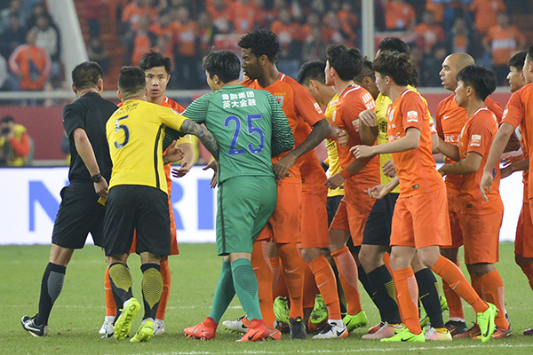 2017中超次轮，鲁能球员围攻裁判理论。&nbsp;