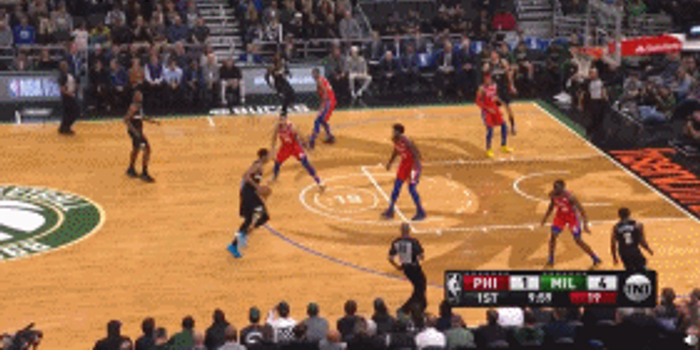 当字母哥遇上布克季后赛经典对决背后的战术博弈