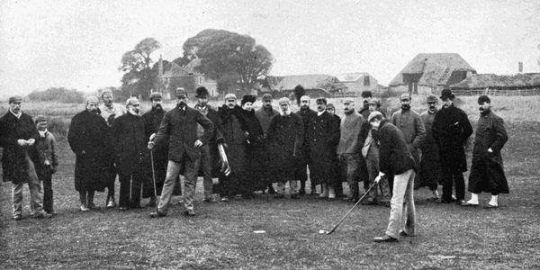 阿契-辛普森在球场开球