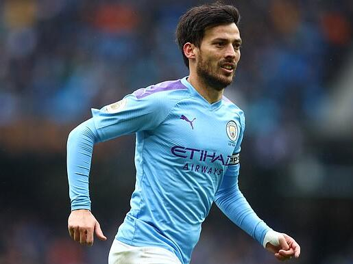 席尔瓦的鞋钉蹭到了球