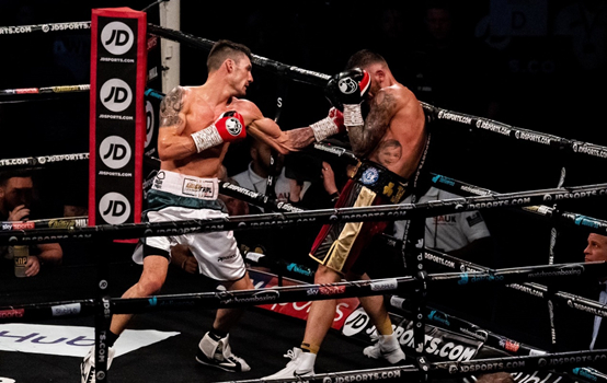 （图片：利•伍德在比赛中）