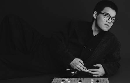 高清-柯洁围棋写真大片 戴黑框眼镜帅气十足