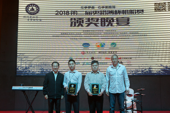 琼海市常务副市长梁誉腾和赛事发起人翟墨先生为赛事官方合作伙伴授牌