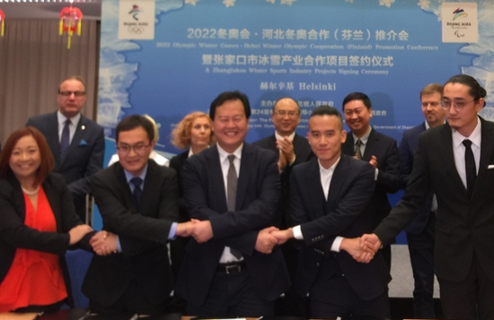 天荣集团和正星集团董事局主席李浩杰（前排中）与合作伙伴现场签约
