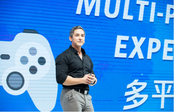 （英雄联盟手机与主机平台全球执行制作人 Michael Chow）