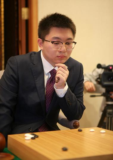 杨鼎新身穿西装亮相比赛