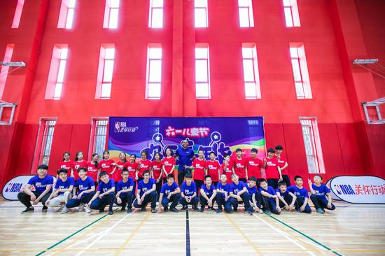 戈登与孩子们拍六一欢乐大合影