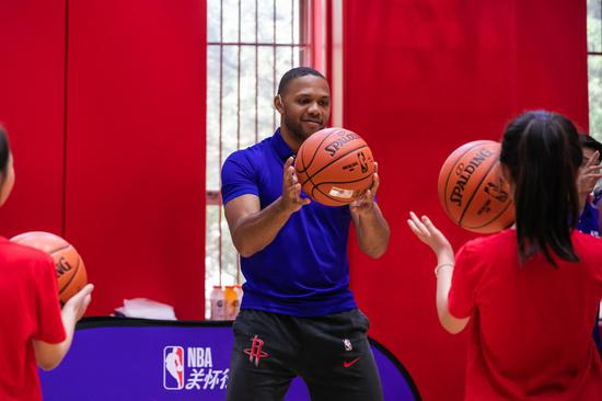 戈登示范热身训练