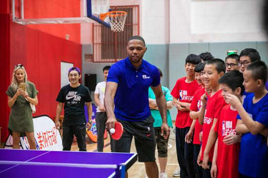 戈登与孩子们对弈乒乓球