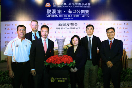 　　美巡中国系列赛--观澜湖-海口公开赛新闻发布会（从左到右：张连伟、PGA代表Paul Johnson、朱鼎耀、中高协代表王延梅、孙立平、本地政府代表刘平久）