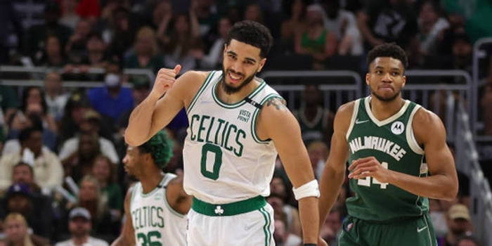 塔图姆若披上湖人战袍